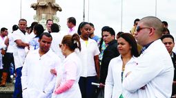 Médicos cubanos varados en Bogotá, Colombia, luego de huir de Venezuela.