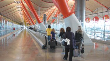 Vista parcial de uno de los salones del aeropuerto internacional de Madrid.