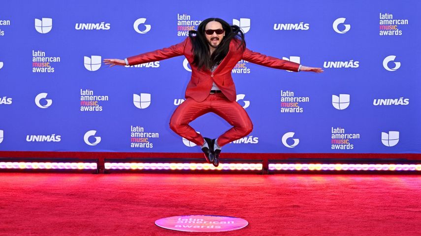 El DJ estadounidense Steve Aoki llega a la octava entrega anual de los Premios de la Música Latinoamericana en el MGM Grand Garden Arena en Las Vegas, Nevada, el 20 de abril de 2023.