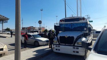 Las autoridades de México trasladan en el autobus a los 31 migrantes secuestrados.
