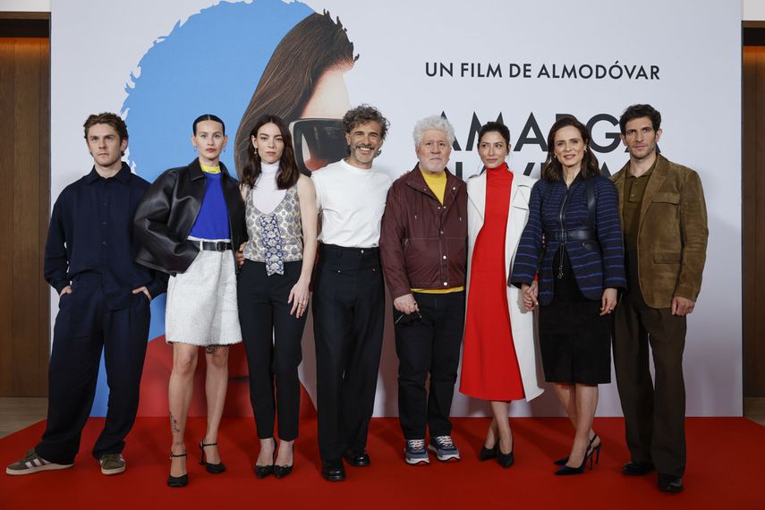 El director de cina Pedro Almodóvar (4i) posa con el elenco de su última película que incluye a Bárbara Lennie (3d), Leonardo Sbaraglia (4i), Aitana Sánchez Gijón (2d), Patrick Criado (i), Milena Smit (2i), Victoria Luengo (3i) y Quim Gutiérrez (d), durante la presentación de su Amarga Navidad, la película que estrenará el viernes 20 de marzo en cines.&nbsp; &nbsp;
