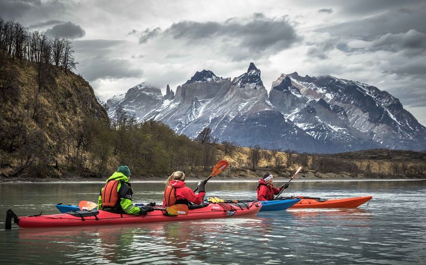 Tres turistas reman ante un paisaje espectacular.&nbsp;