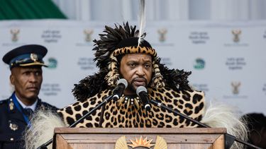 El rey Misuzulu Zulu, de 48 años, se dirige a sus seguidores durante la coronación en el Estadio Moses Mabhida en Durban el 29 de octubre de 2022.