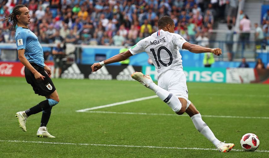El francés Kylian Mbappé puso en aprietos a la férrea defensa uruguaya.