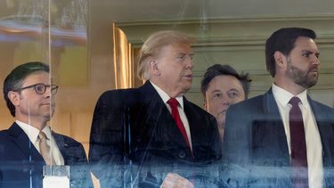 De izq. a der., Mike Johnson, presidente de la Cámara Baja; el presidente electo Donald Trump, el multimillonario Elon Musk y el vicepresidente electo J. D. Vance.