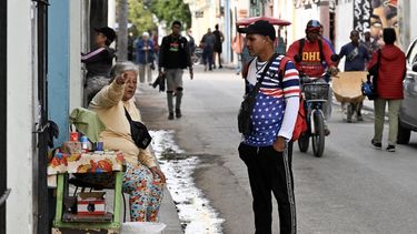 Un hombre que viste una camiseta con la bandera de Estados Unidos pide indicaciones en una calle de La Habana el 17 de diciembre de 2024.&nbsp;
