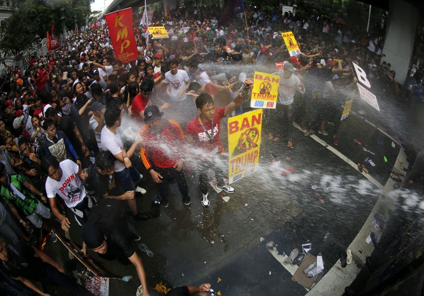 Los manifestantes recibieron chorros de agua para disolver la manifestación.&nbsp;