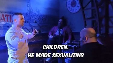 El activista y cantante Alberto Pugilato durante la embestida al comediante Jaime Caravaca.