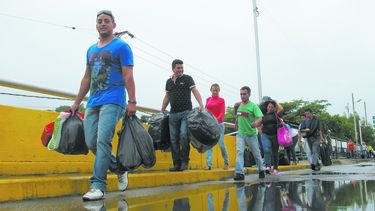 Venezolanos cruzan a pie el puente Simón Bolívar rumbo a Colombia, la primera parada de un largo viaje por todo el continente.&nbsp;