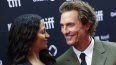 El actor estadounidense Matthew McConaughey y su esposa, la modelo de origen brasileño Camila Alves, posan en la alfombra roja del Festival Internacional de Cine de Toronto.