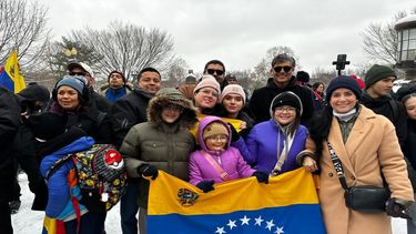 Pese al clima la gente se dio cita para darle la bienvenida a Edmundo González Urrutia