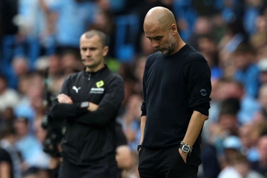 El entrenador español del Manchester City, Pep Guardiola (D), reacciona durante el partido de fútbol de la Premier League inglesa entre su club y el Tottenham Hotspur en el Etihad Stadium en Manchester, noroeste de Inglaterra, el 23 de agosto de 2025.&nbsp;