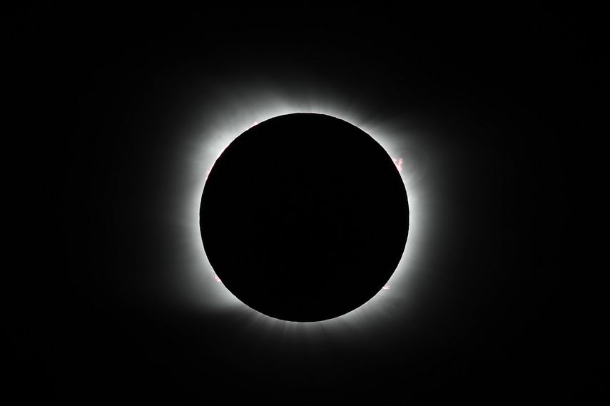 La luna cubre el sol durante un eclipse total en Piedra del Aguila, Argentina, el lunes 14 de diciembre de 2020. El eclipse solar total fue visible desde la región de la Patagonia norte de Argentina y desde la Araucanía en Chile, y como un eclipse parcial desde el dos tercios inferiores de América del Sur.&nbsp;