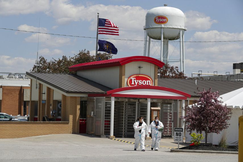 Trabajadores salen de la planta de procesamiento de cerdo de Tyson Foods en Logansport, Indiana.&nbsp; &nbsp;