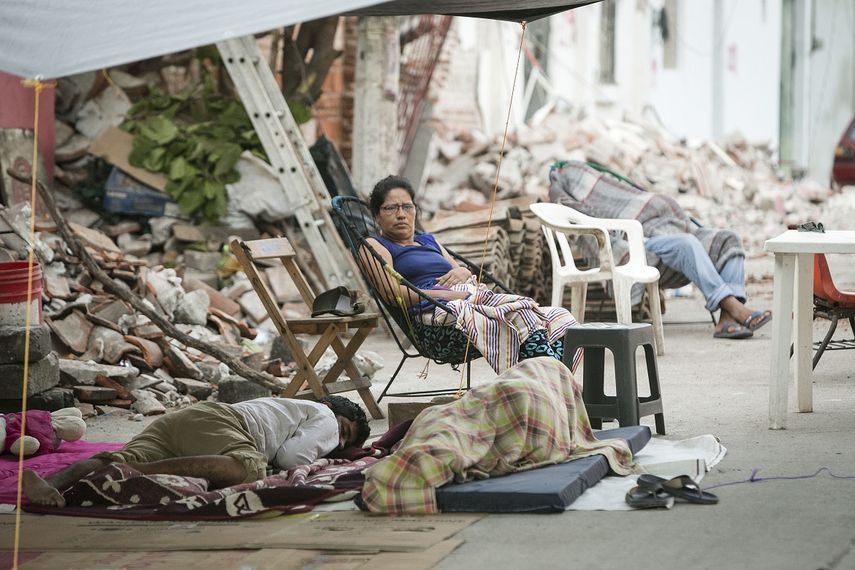 Residentes del municipio de Juchitán duermen a las afueras de sus casas destruidas por el&nbsp;terremoto&nbsp;que afectó a&nbsp;México&nbsp;el pasado 7 de septiembre.