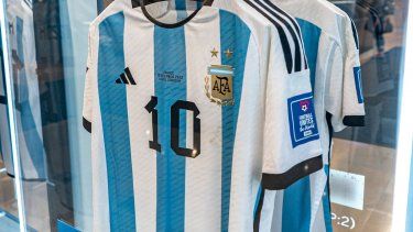 Camisetas que portó Lionel Messi en el encuentro de la final de la Copa Mundial de Argentina ante Francia exhibidas en las instalaciones de Sothebys, el jueves 30 de noviembre del 2023 en Nueva York.
