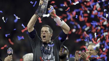 En foto de archivo de 5 de febrero del 2017 el quarterback de los Patriots de Nueva Inglaterra, Tom Brady levanta el trofeo Vince Lombardi tras vencer a los Falcons de Atlanta.