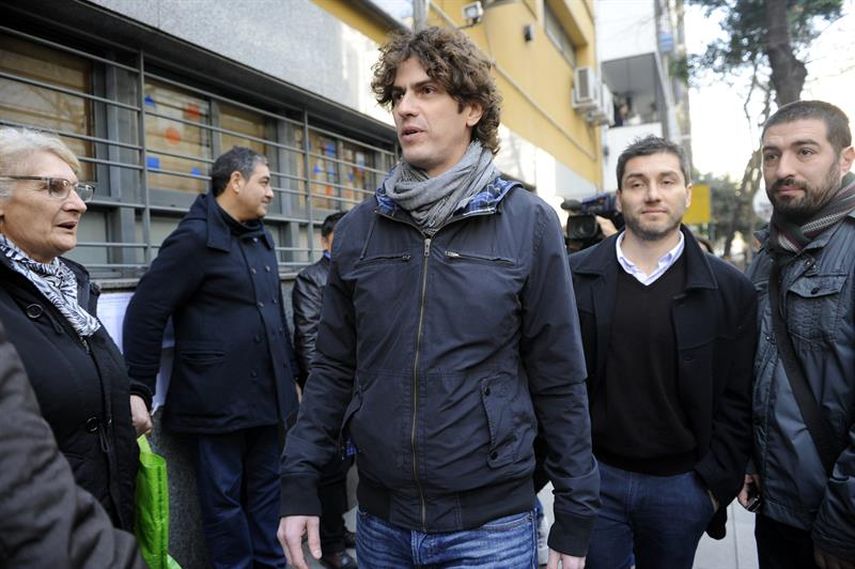 El candidato a la alcaldía de Buenos Aires Martin Lousteau (c) mientras caminaba hacia la escuela donde emitió su voto. (EFE)
