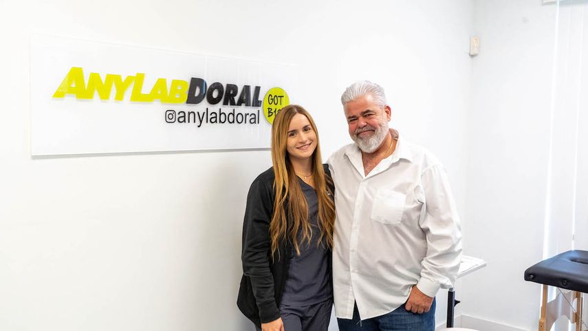 Rosmary Villanueva y Jesús Gómez Linares, propietario de Any Lab Doral.