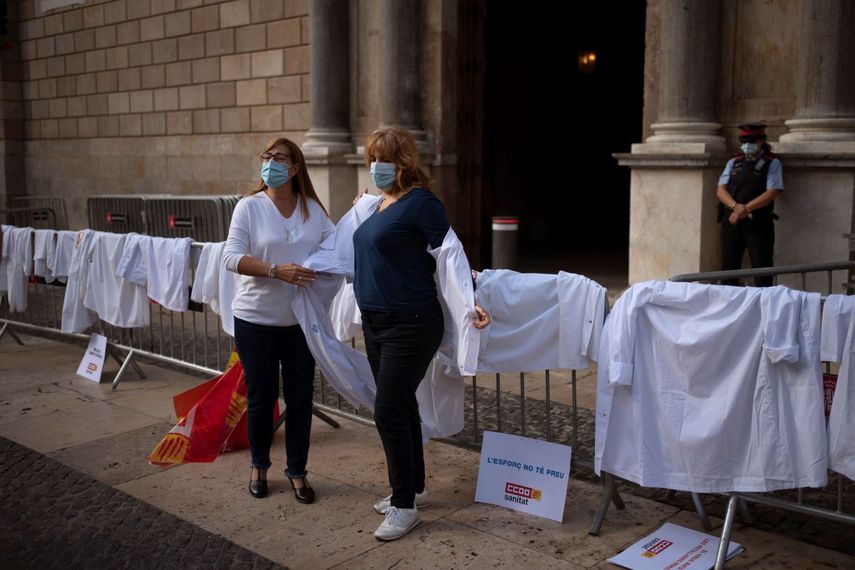 Protesta de médicos en la sede del gobierno catalán, en Barcelona, contra las condiciones de trabajo y mientras siguen aumentando los casos de coronavirus en España, el jueves 29 de octubre de 2020.