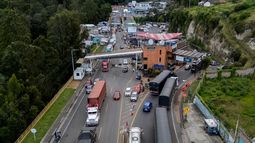Esta vista aérea muestra camiones haciendo fila en la frontera entre Colombia y Ecuador antes de que las nuevas medidas arancelarias impuestas por el gobierno ecuatoriano entren en vigor en Ipiales, Colombia. Esta vista aérea muestra camiones haciendo fila en la frontera entre Colombia y Ecuador antes de que las nuevas medidas arancelarias impuestas por el gobierno ecuatoriano entren en vigor en Ipiales, Colombia.