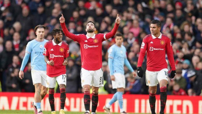 Bruno Fernandes, del Manchester United, festeja luego de anotar ante el Manchester City, el sábado 14 de enero de 2023&nbsp;