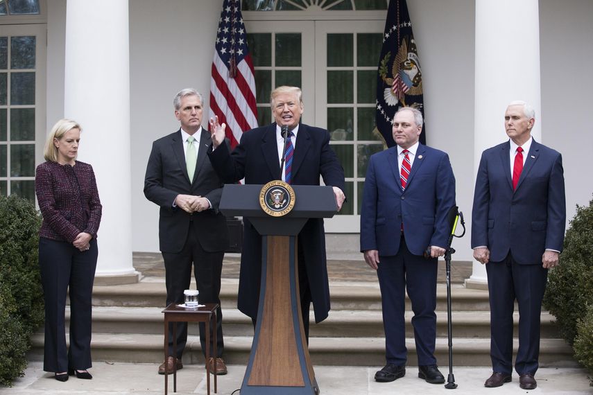 El presidente Donald Trump ofrece declaraciones a la prensa junto a el secretario de Seguridad Nacional Kirstjen Nielsen; el líder de la minoría republicana en la Cámara Baja Kevin McCarthy; el congresista republicano por Luisiana Steve Scalise y el vicepresidente Mike Pence.