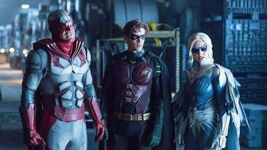 La trama sigue la historia de un adulto Dick Grayson, convertido en detective en Detroit tras dejar de lado su lucha nocturna junto a Batman, mientras vuelve a la lucha contra el crimen para liderar al equipo de j&oacute;venes h&eacute;roes conocidos como los Titans.