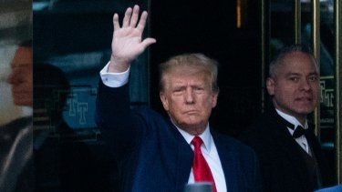 El expresidente de los Estados Unidos, Donald Trump, llega antes de su lectura de cargos en el Tribunal Federal de Manhattan, en la ciudad de Nueva York, el 4 de abril de 2023.&nbsp; 