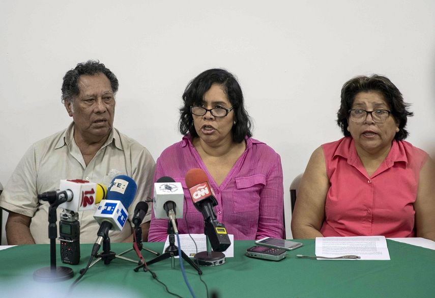De izquierda a derecha: Wilfredo Suazo, Brenda Gutiérrez y Liliam Ruiz, familiares de presos políticos del régimen de Daniel Ortega, que respaldan la decisión de la Alianza Cívica de no participar en la negociaciones en Nicaragua.