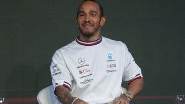 El piloto Lewis Hamilton sonríe durante una conferencia de prensa celebrada en Brasil el 9 de noviembre de 2022.