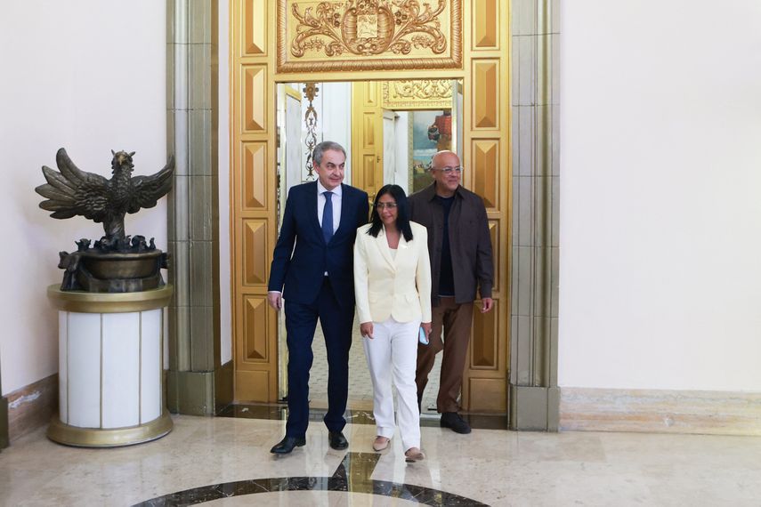 El expresidente español, José Luis Rodríguez Zapatero (izquierda), a la presidenta interina del régimen Venezuela, Delcy Rodríguez (centro), y al presidente de la Asamblea Nacional, Jorge Rodríguez, durante una reunión en el Palacio Presidencial de Miraflores en Caracas el 6 de febrero de 2026.