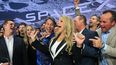 Gwynne Shotwell, jefa de la oficina de operaciones de SpaceX, celebra la salida a Bolsa de la empresa junto a empleados y ejecutivos de la empresa.