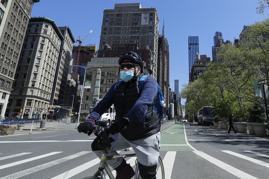 Una persona monta bicicleta en el Madison Square Park de la ciudad de Nueva York, el 12 de mayo del 2020 .&nbsp;