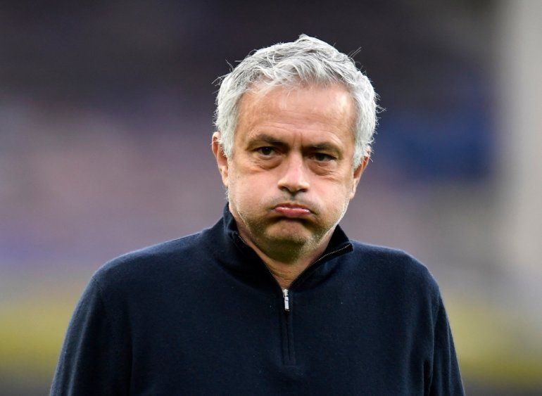 En esta foto del viernes 16 de abril de 2021, el técnico de Tottenham José Mourinho previo al partido contra Everton por la Liga Premier inglesa. 