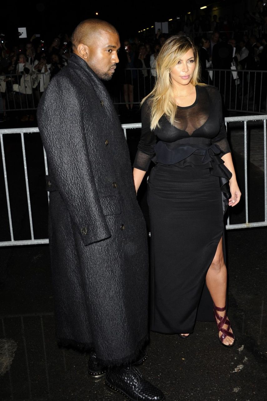 Kim Kardashian y su actual pareja Kanye West durante un viaje reciente a París. Hoy se subastó el anillo de compromiso que le regalara a la estrella de los reality shows, su exprometido Kris Humphries en 2011. (AP Photo/Zacharie Scheurer)