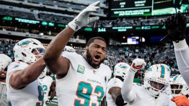 Jugadores de los Dolphins de Miami antes de iniciar el encuentro ante Jets de Nueva York 
