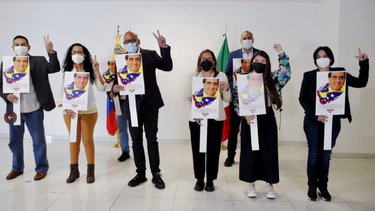 La delegación de la dictadura de Nicolás Maduro arribó a México con carteles con la cara de Alex Saab.&nbsp;