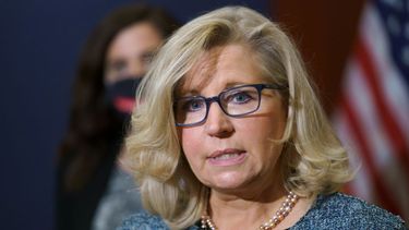 La representante republicana Liz Cheney, presidenta de la Conferencia Republicana en la cámara baja, habla con la prensa tras una reunión sobre estrategia de su partido en el Capitolio en Washington, 20 de abril de 2021.