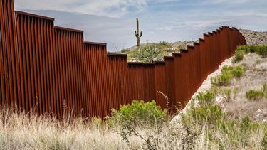 Vista parcial del muro existente en la frontera entre EEUU y México.