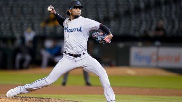 Edward Cabrera, de los Marlins de Miami, lanza en el séptimo inning del juego de la MLB contra los Atléticos de Oakland, el 22 de agosto de 2022.&nbsp;