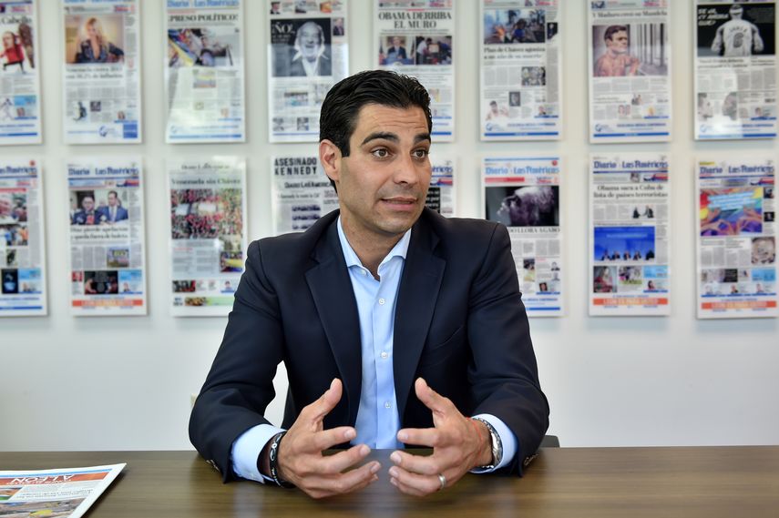 El alcalde de la ciudad de Miami, Francis Suárez, durante su visita a DIARIO LAS AMÉRICAS.
