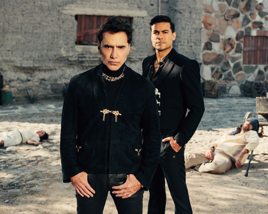Los intérpretes mexicanos Alejandro Fernández y Carlos Rivera.