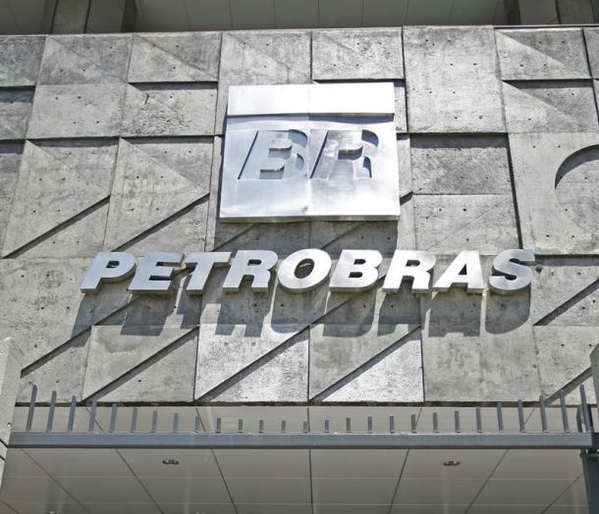 En los últimos años Petrobras sufrió elevadas pérdidas por vender en Brasil combustibles por valores menores a los que pagaba por comprarlos en el exterior  (EFE/Archivo) 