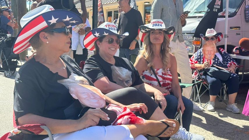 Mujeres muestran su apoyo a Donald Trump para que sea el candidato republicano para las elecciones de 2024