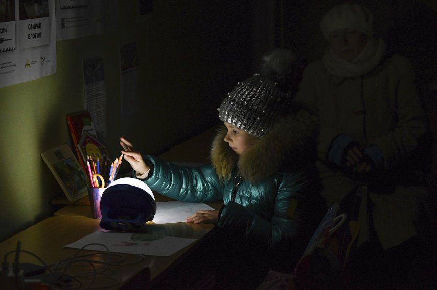Ucrania intenta restablecer electricidad tras bombardeos masivos de Rusia