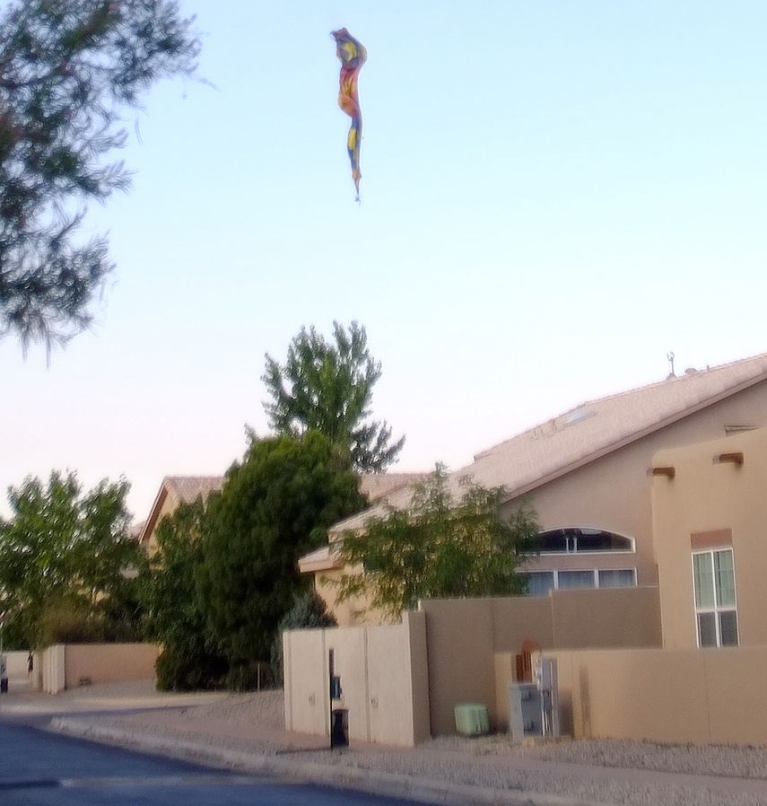 En esta foto del 26 de junio del 2021, se ve un aerostato caer a tierra en Albuquerque, Nuevo México.&nbsp;