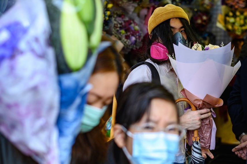 Un hombre&nbsp;usa una m&aacute;scara para protegerse del contagio ante el brote de coronavirus el 14 de febrero de 2020, en un mercado en Hong Kong.