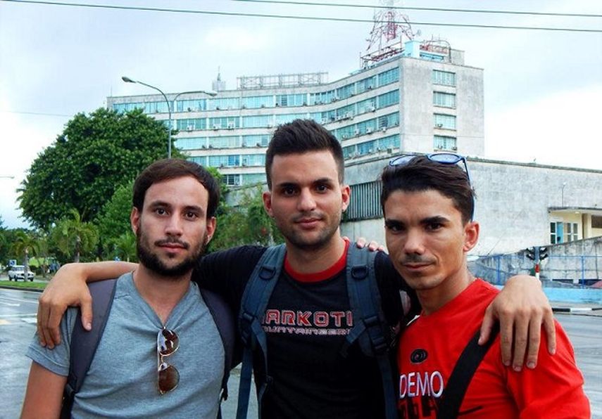 De izquierda a derecha, tres de los integrantes de KeHayPaHoy: Sergio León, Juan Luis y Juan Alejandro, según una foto publicada en mayo de 2015 en eltoque.com. 