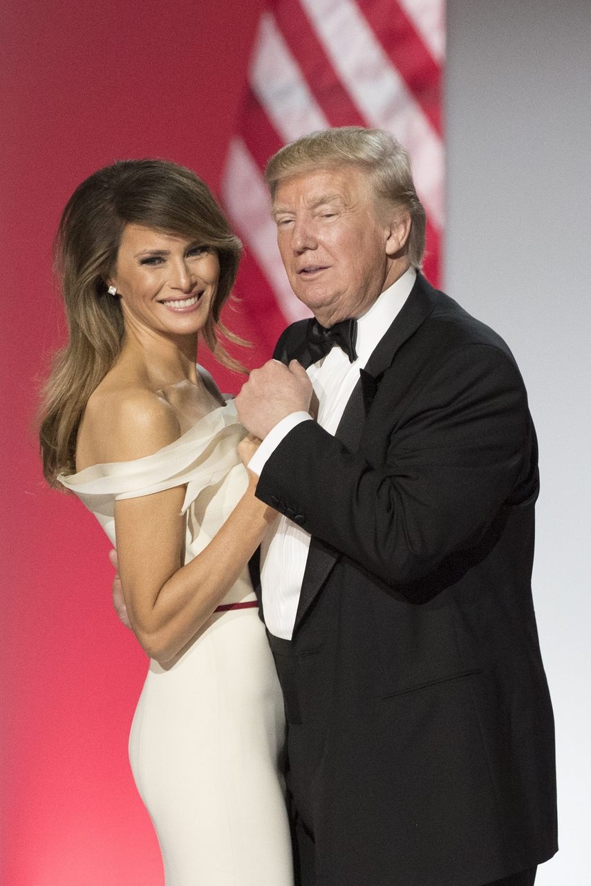 La primera dama de los Estados Unidos, Melania Trump donará el vestido que utilizó en el primer baile con el presidente de los Estados Unidos, Donald Trump.&nbsp;